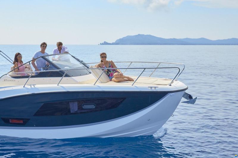 Quicksilver Activ 875 Sundeck