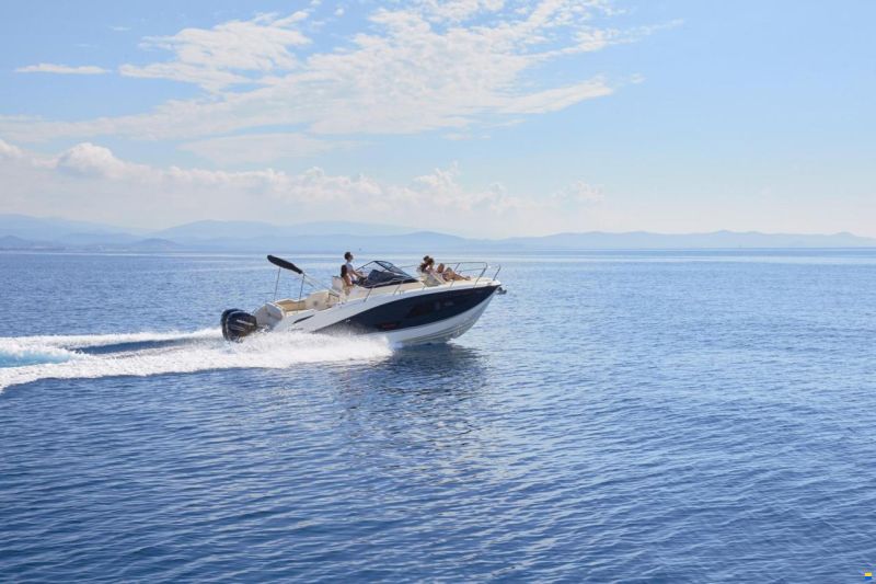 Quicksilver Activ 875 Sundeck