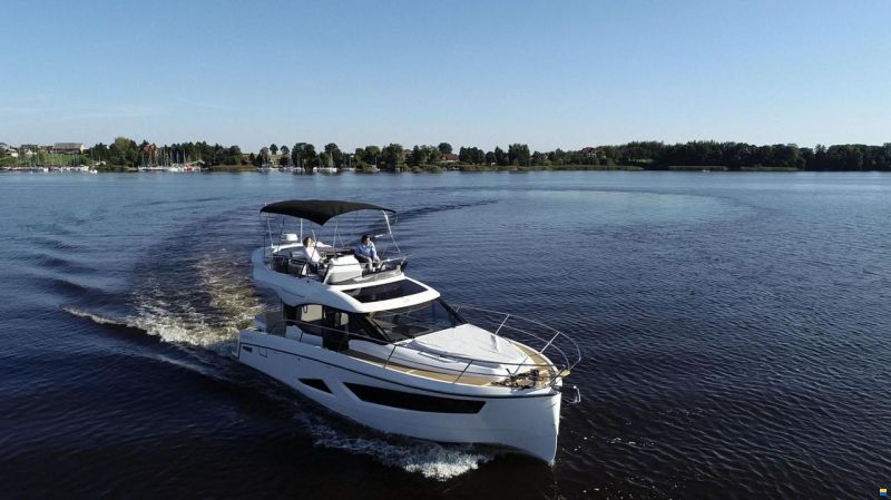 Parker Monaco 110 Flybridge