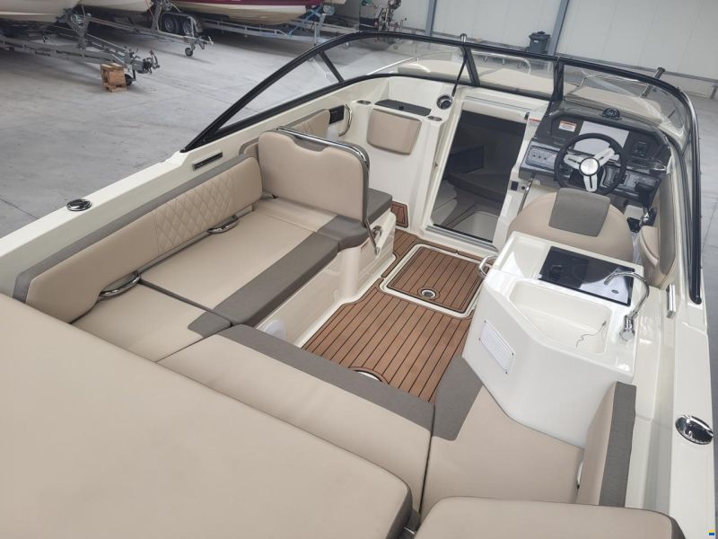 Bayliner VR6 cuddy