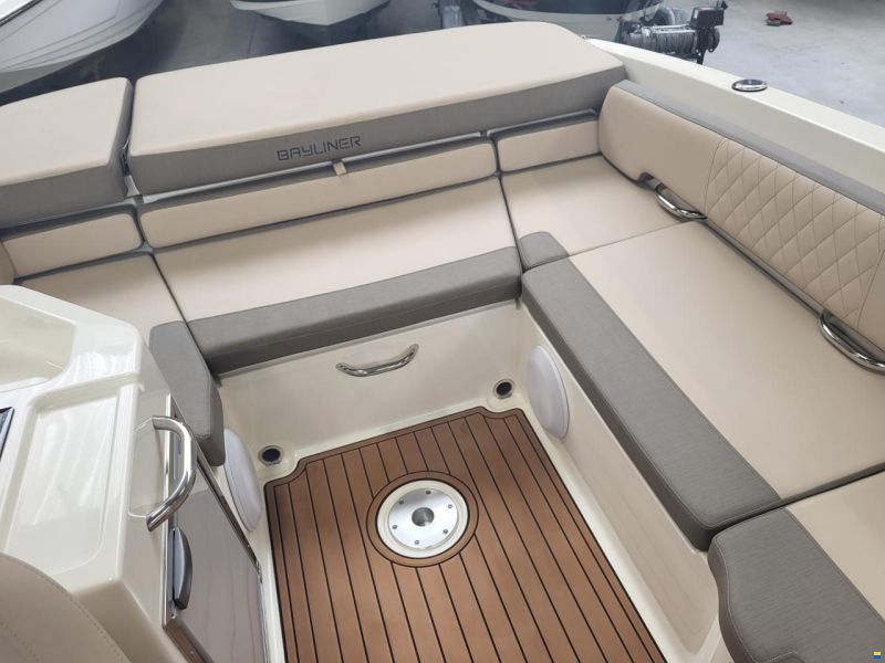 Bayliner VR6 cuddy