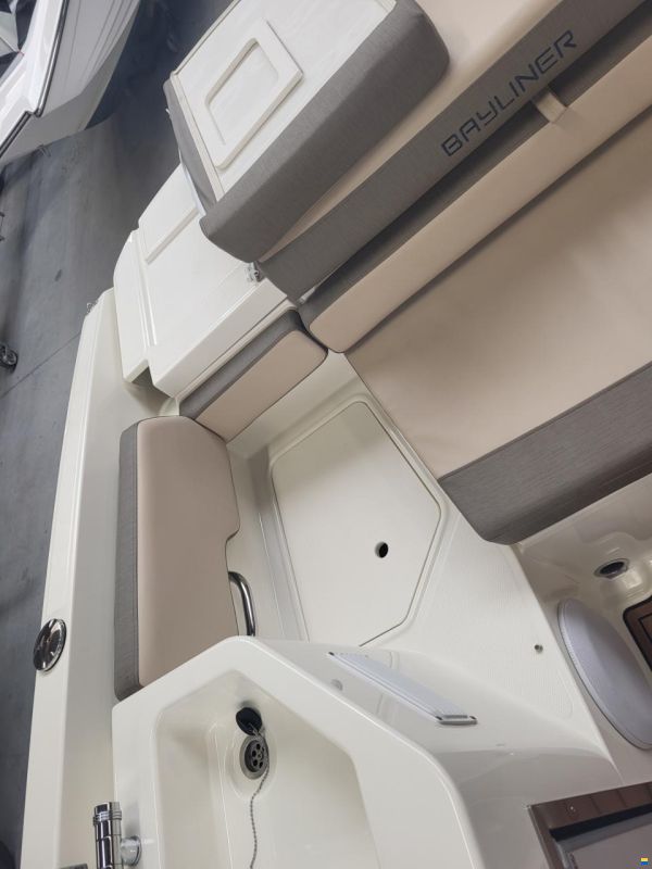 Bayliner VR6 cuddy