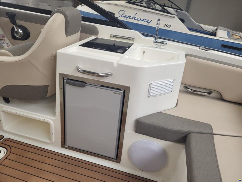 Bayliner VR6 cuddy