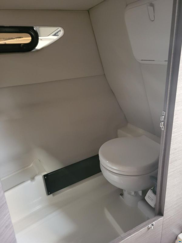 Bayliner VR6 cuddy