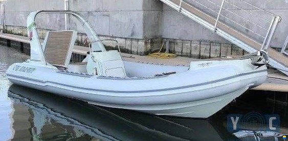 Trimarine 770  Cabin