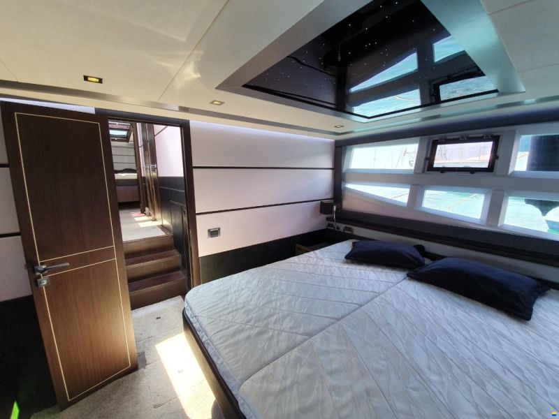 Galeon 700 Skydeck