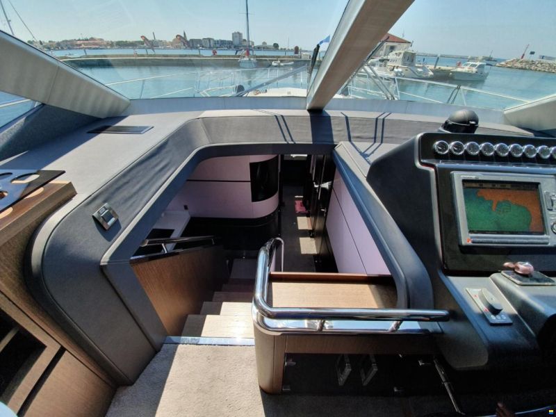Galeon 700 Skydeck