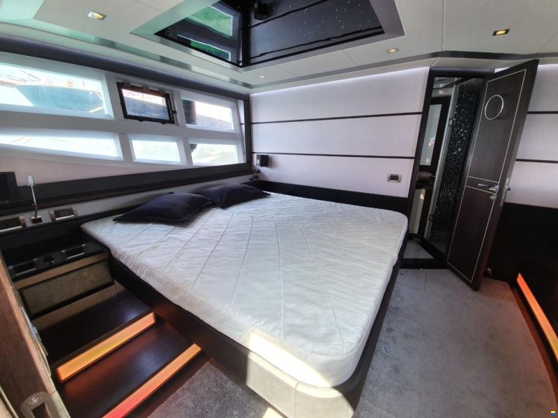 Galeon 700 Skydeck