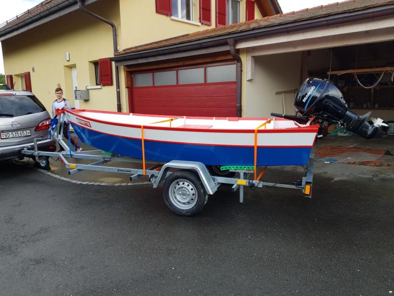 Petit bateau à moteur