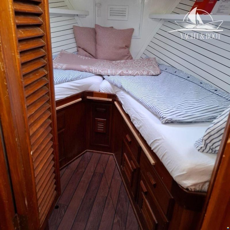 Gladstone Lyall & Co Aquila Queen Trawle