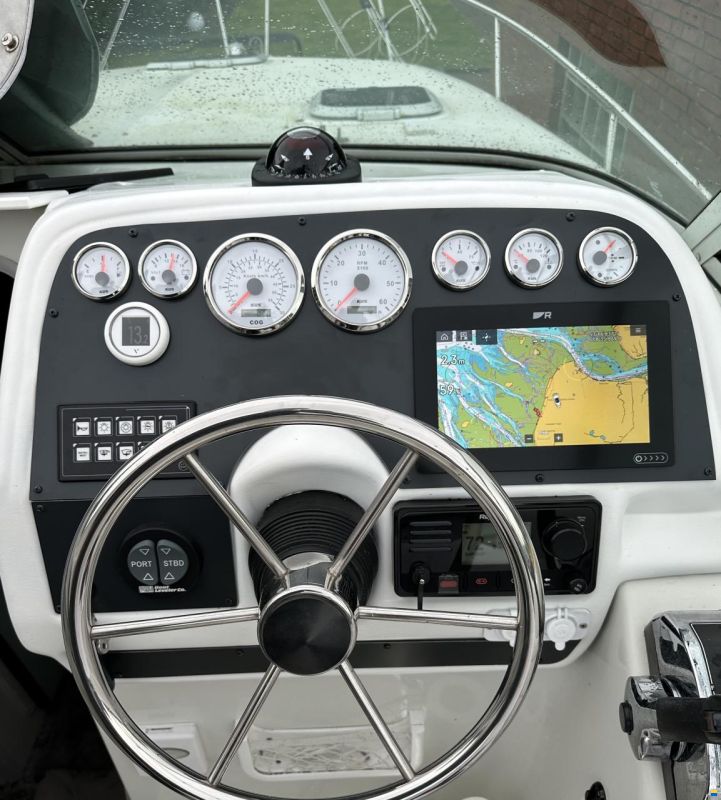 Rinker Fiesta Vee 265