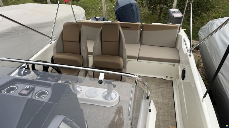 Quicksilver 675 Sundeck