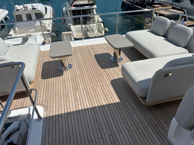 Azimut Flybridge 72