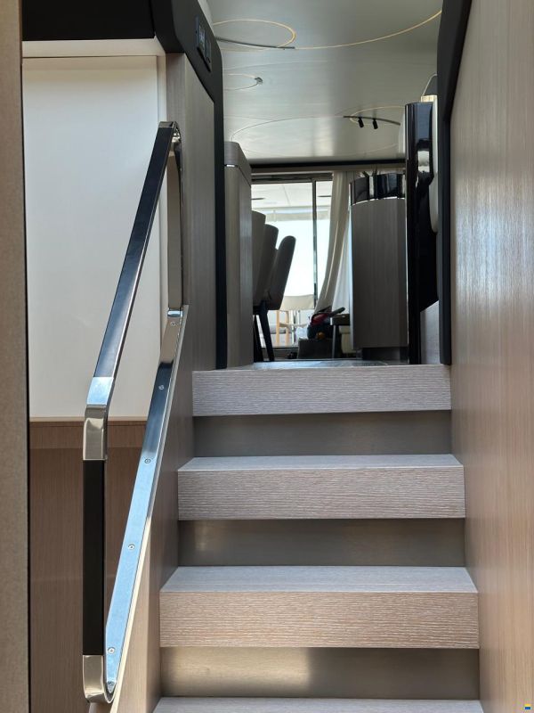 Azimut Flybridge 72