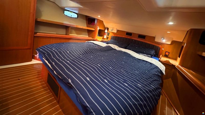 HuntYachts HUNTER 45DS | strong deck saloon yacht