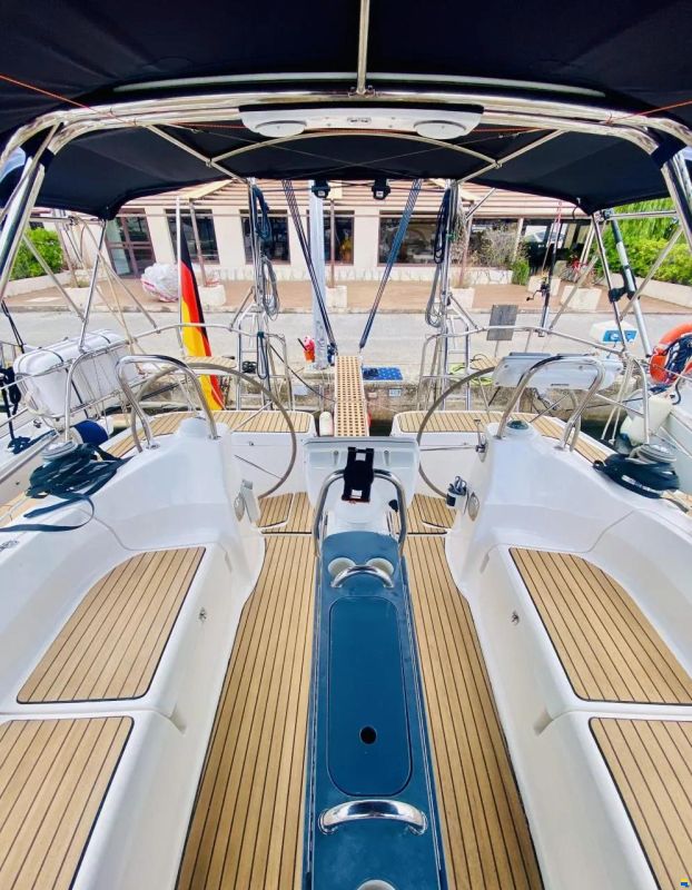 HuntYachts HUNTER 45DS | strong deck saloon yacht