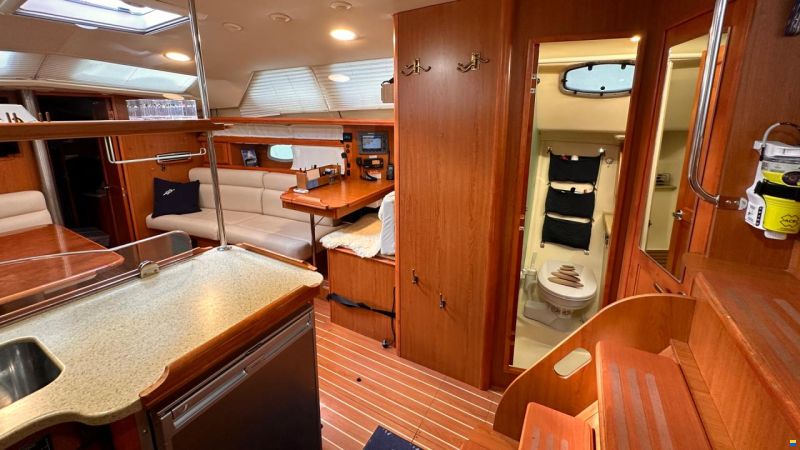 HuntYachts HUNTER 45DS | strong deck saloon yacht