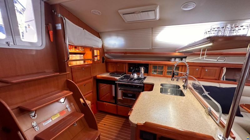 HuntYachts HUNTER 45DS | strong deck saloon yacht