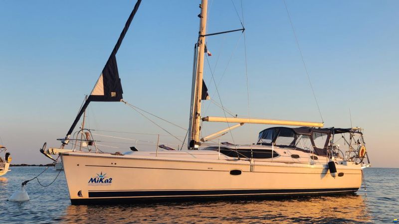 HuntYachts HUNTER 45DS | strong deck saloon yacht