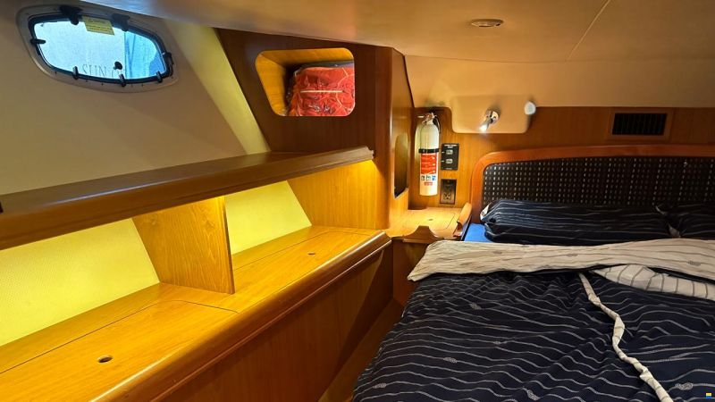 HuntYachts HUNTER 45DS | strong deck saloon yacht