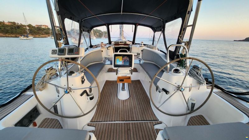HuntYachts HUNTER 45DS | strong deck saloon yacht