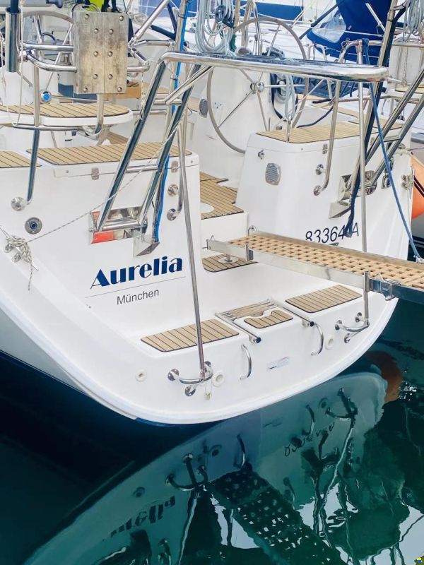 HuntYachts HUNTER 45DS | strong deck saloon yacht