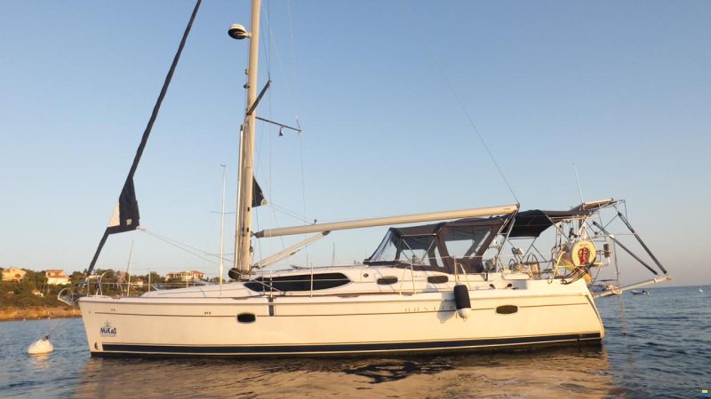 HuntYachts HUNTER 45DS | strong deck saloon yacht