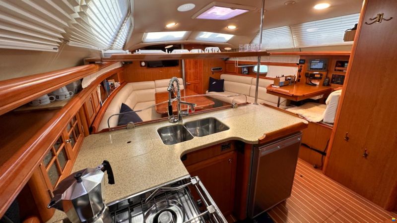 HuntYachts HUNTER 45DS | strong deck saloon yacht