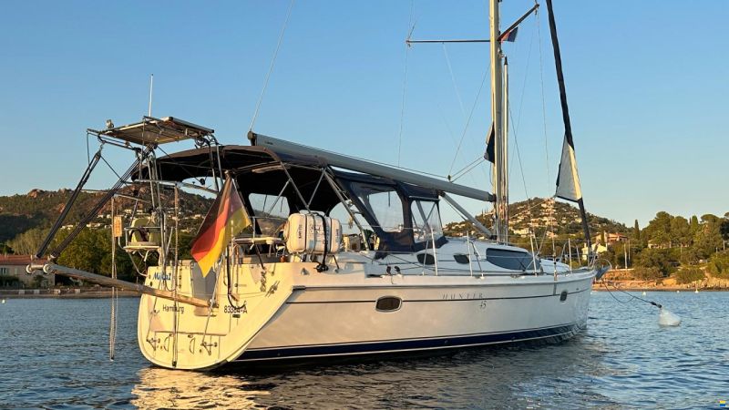 HuntYachts HUNTER 45DS | strong deck saloon yacht