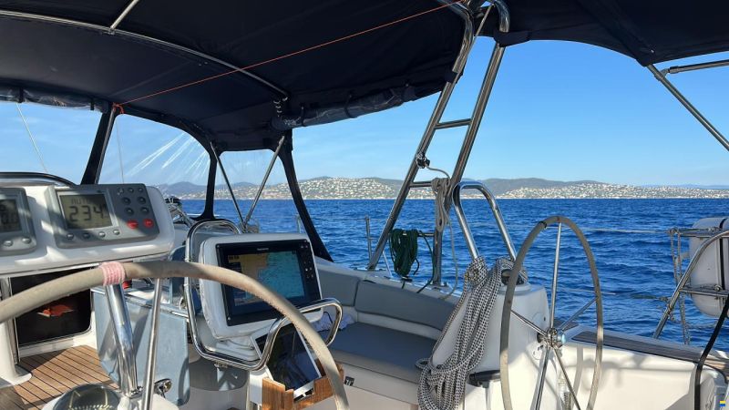 HuntYachts HUNTER 45DS | strong deck saloon yacht