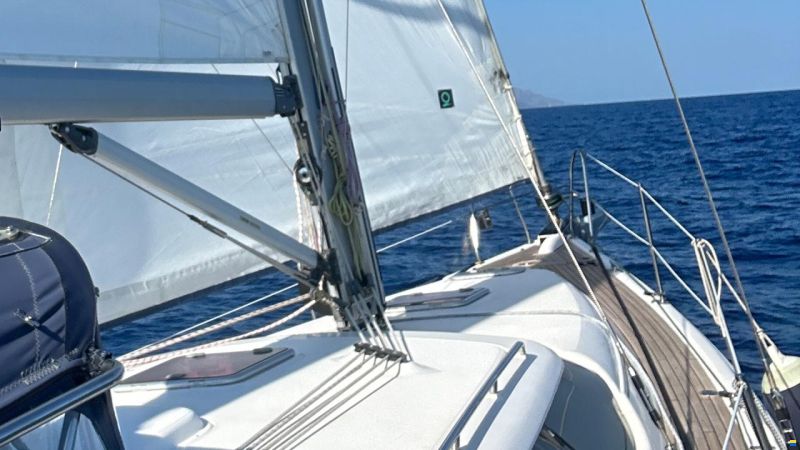 HuntYachts HUNTER 45DS | strong deck saloon yacht