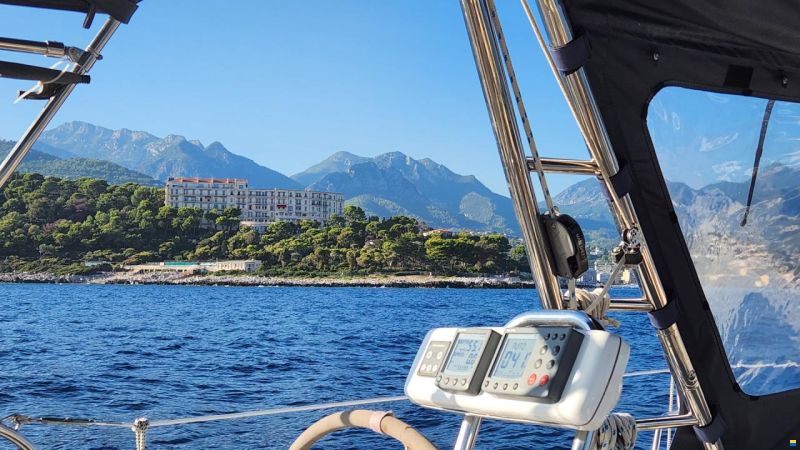 HuntYachts HUNTER 45DS | strong deck saloon yacht