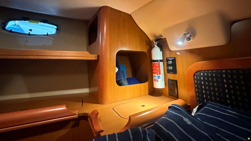 HuntYachts HUNTER 45DS | strong deck saloon yacht
