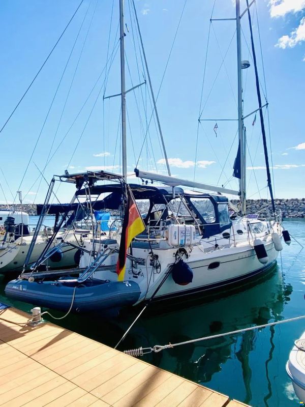 HuntYachts HUNTER 45DS | strong deck saloon yacht