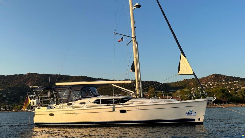 HuntYachts HUNTER 45DS | strong deck saloon yacht
