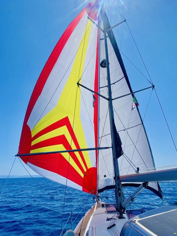 HuntYachts HUNTER 45DS | strong deck saloon yacht