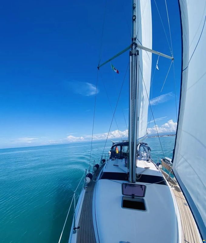 HuntYachts HUNTER 45DS | strong deck saloon yacht