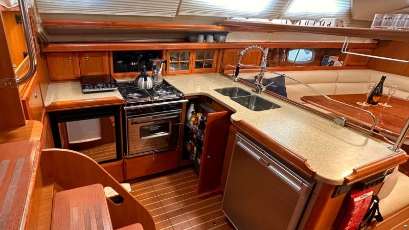 HuntYachts HUNTER 45DS | strong deck saloon yacht