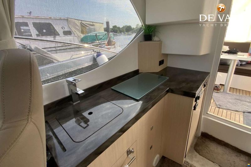 Galeon 300 Fly