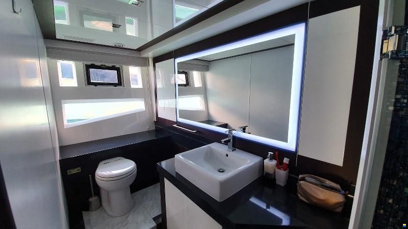 Galeon Skydeck 700