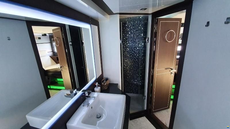 Galeon Skydeck 700