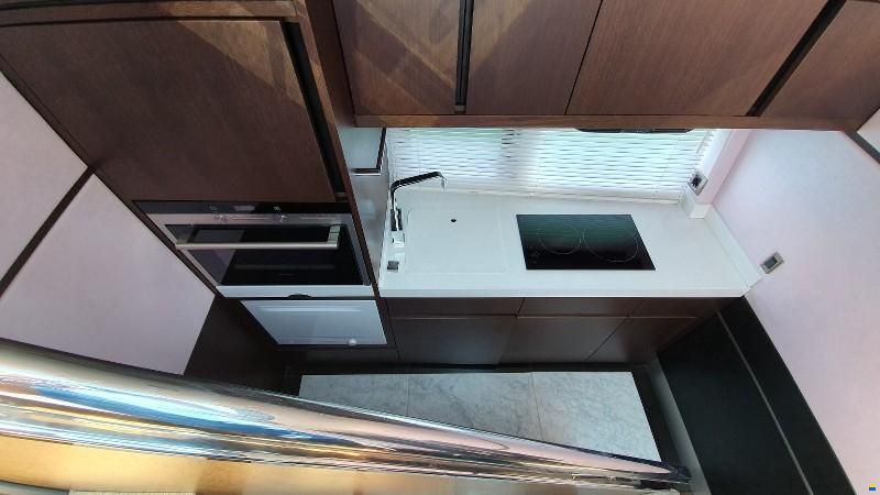 Galeon Skydeck 700
