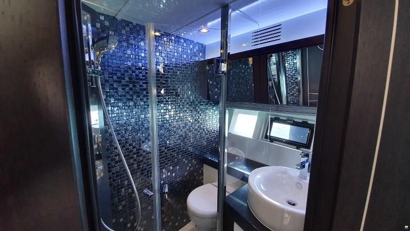 Galeon Skydeck 700