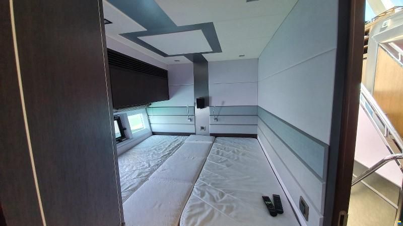 Galeon Skydeck 700