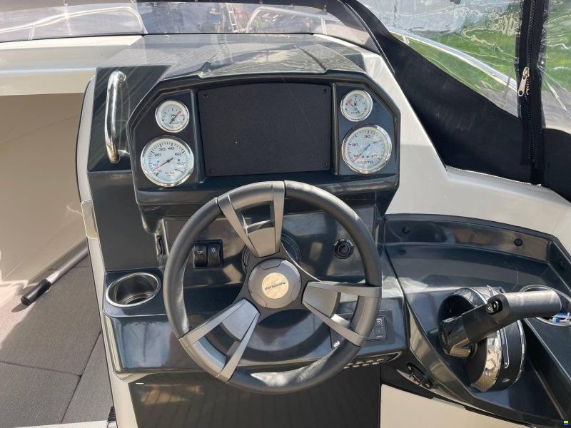 Quicksilver ACTIV 555 CABIN