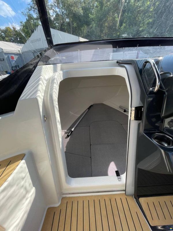 Quicksilver ACTIV 555 CABIN