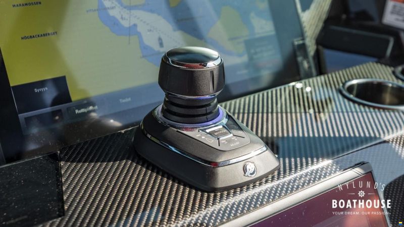Axopar Brabus Shadow 800