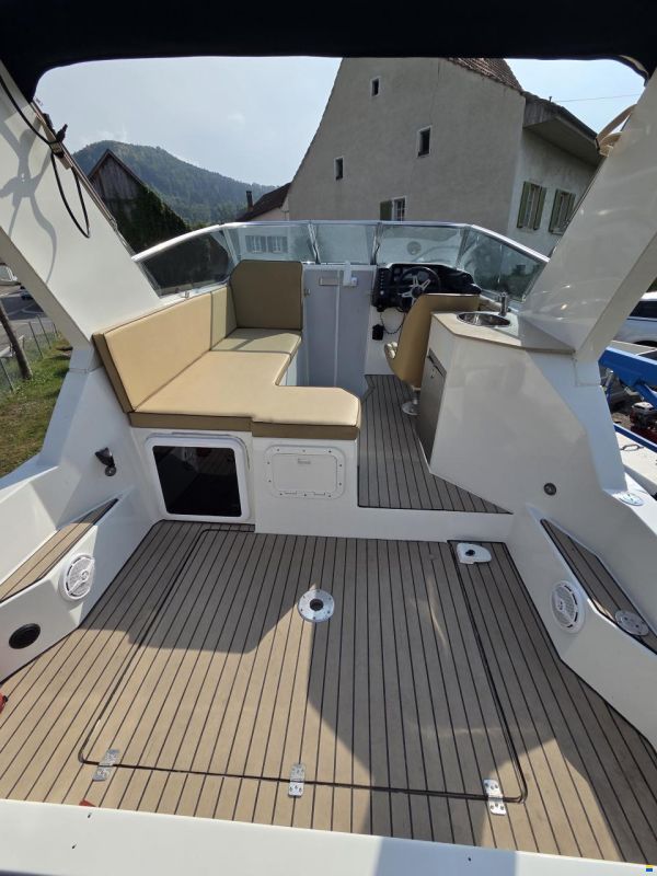 Bayliner 2755 mit Strassenanhänger