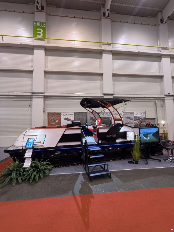 Old Lake Marine QX23 Pontoon Trimaran Mercury 225HP V6