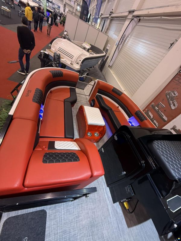 Old Lake Marine QX23 Pontoon Trimaran Mercury 225HP V6